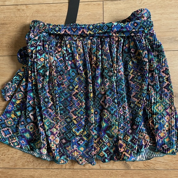 Vici Geo Print Pleated Tie Waist Shorts - Multi / XL - Picture 3 of 7